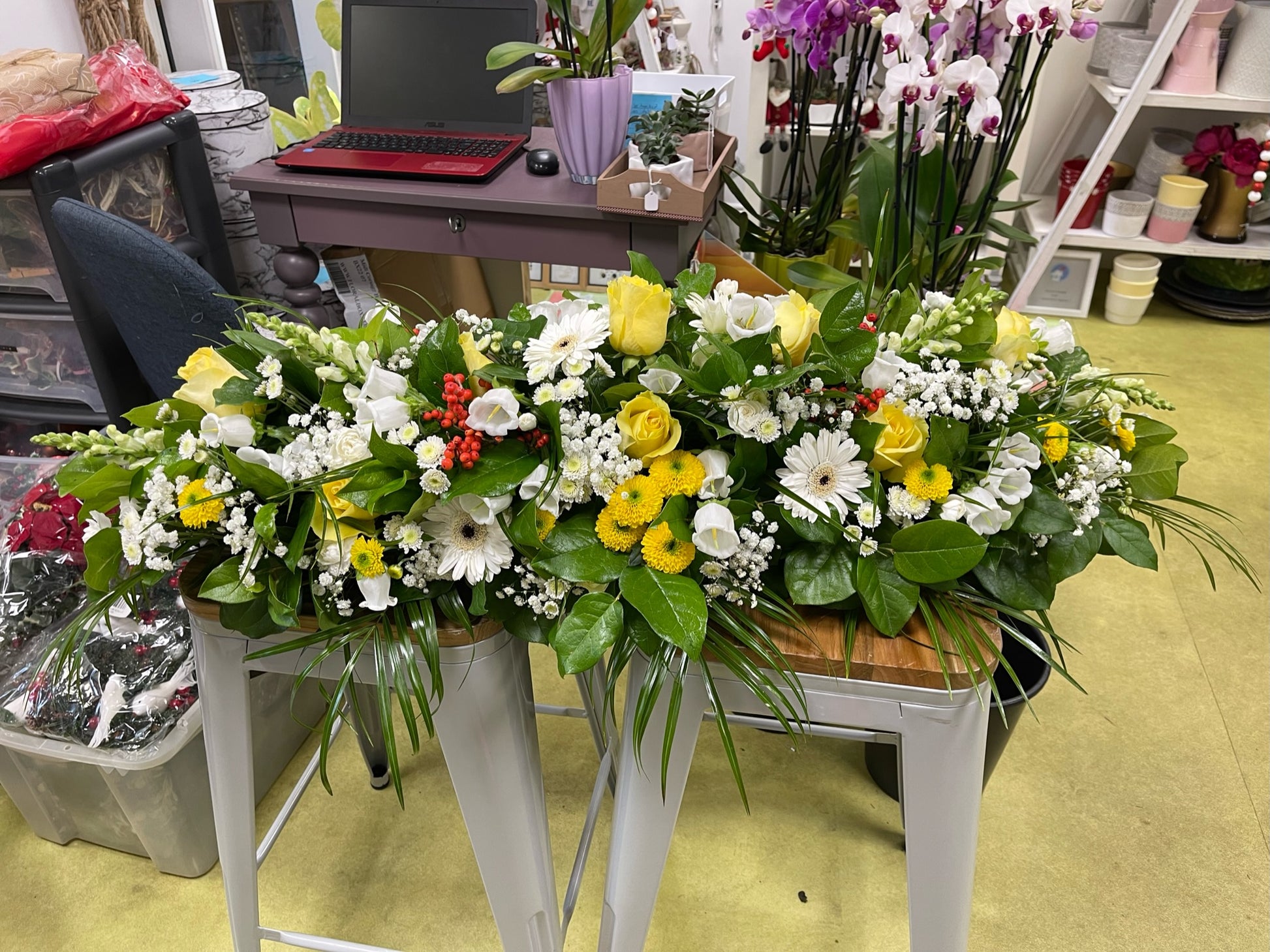 Double-ended spray of fresh flowers