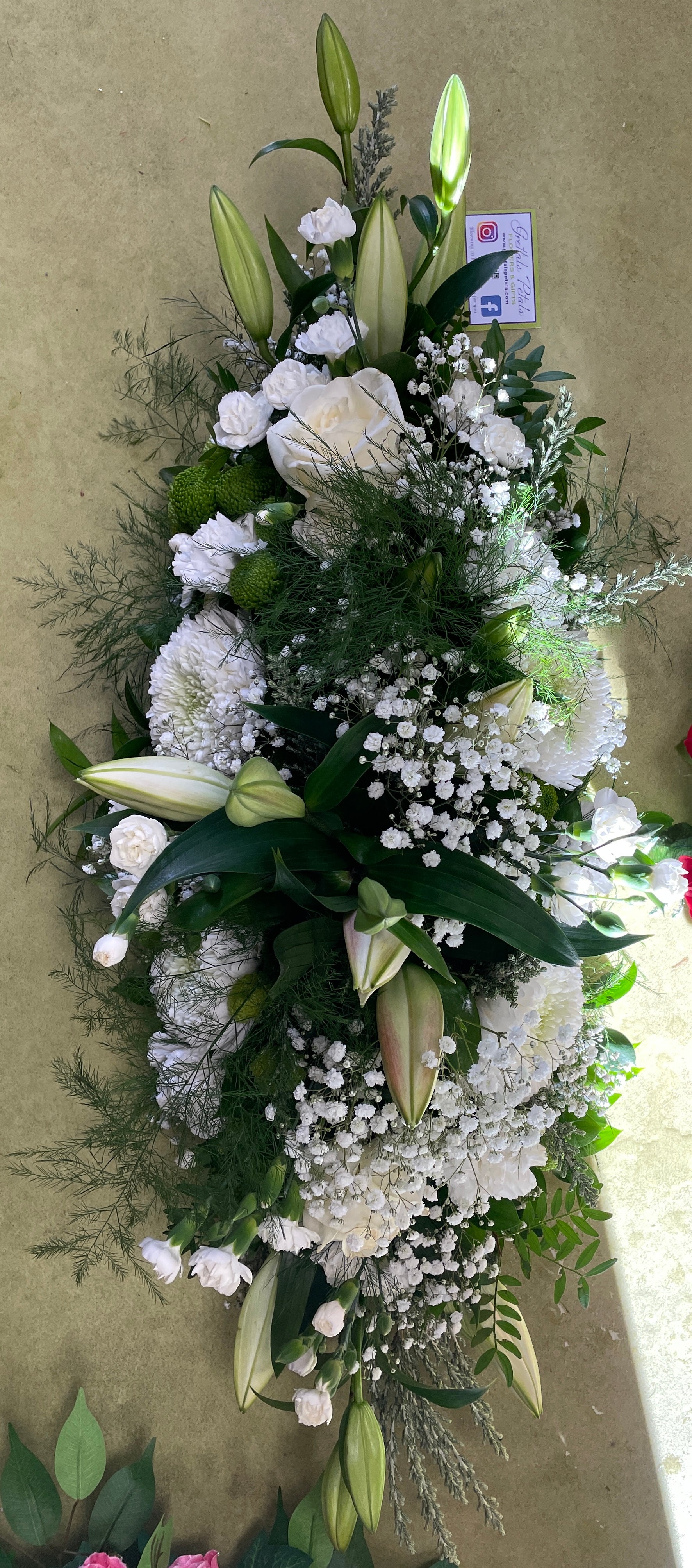 Double-ended spray of fresh flowers