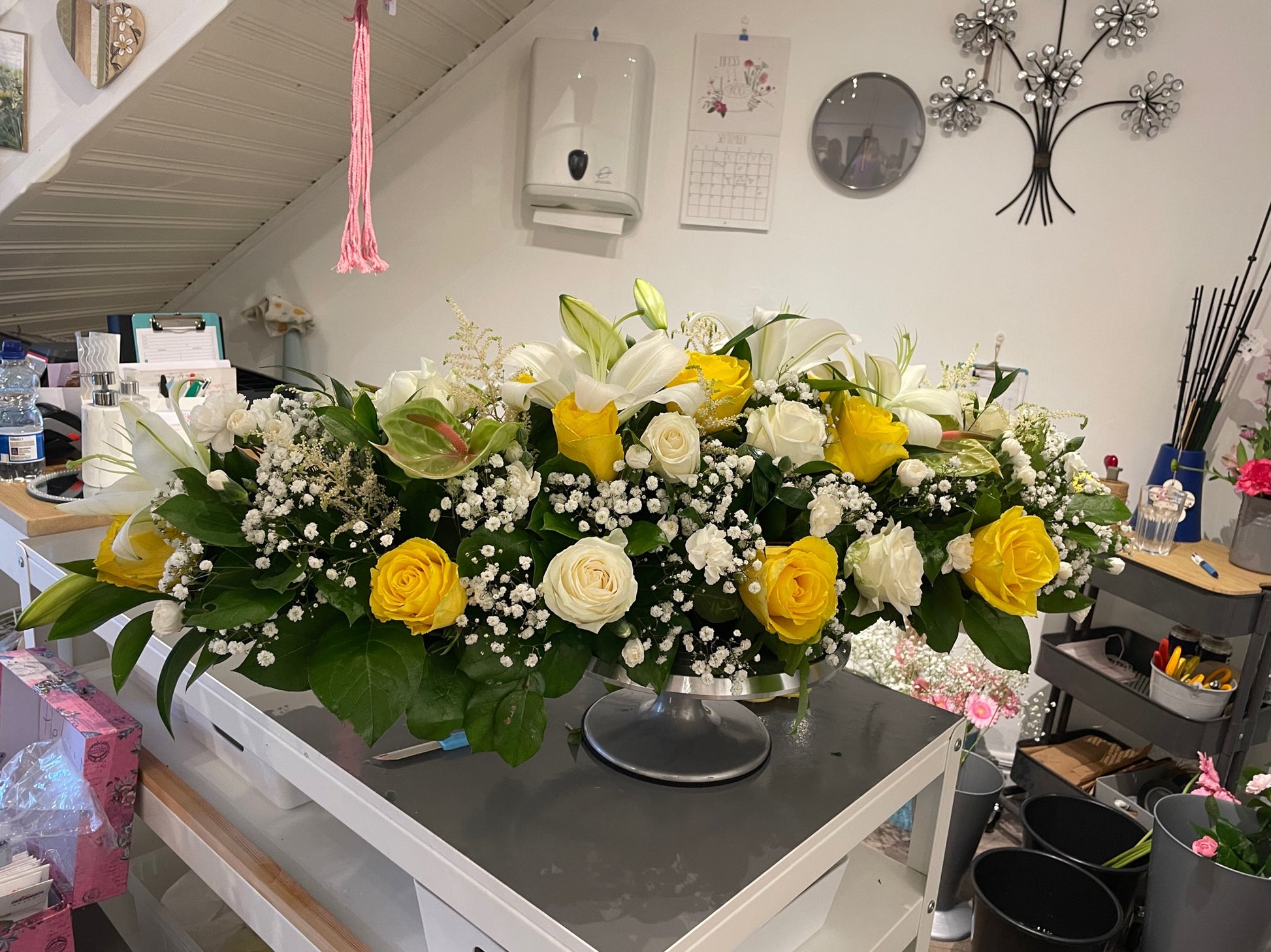 Double-ended spray of fresh flowers