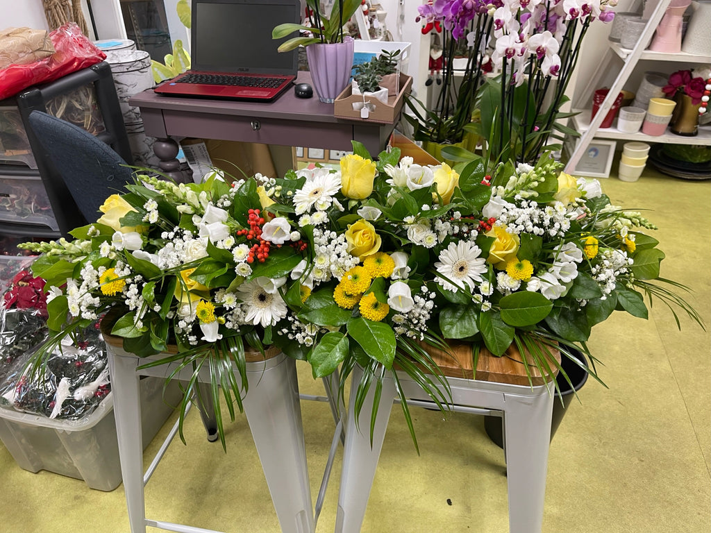 Double-ended spray of fresh flowers